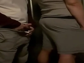 深夜空街，喝多了…我决定尿在嫩鸡室友身上找乐子 :P xxx gay sex asian videos