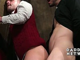 神父的淫穴新世界，展开了 gay porn asian slave