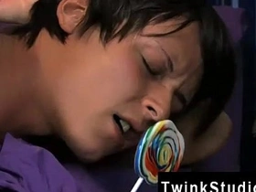 大屁股亚洲基佬电影 这个超级萌货边吃边 chinese spy cam gay porn