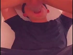 商场厕所里被运动型小伙深喉 爽爆的猎艳 japanese gay porn hot