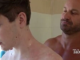 瘦猴打扫房子 继父就给他通水管 gay porn hunk chinese